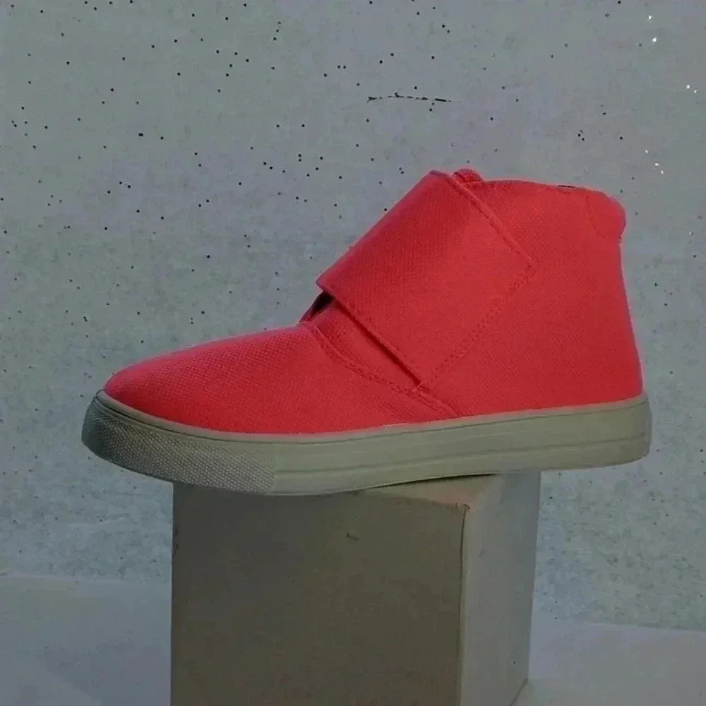 Qupid sneaker brand new with out box